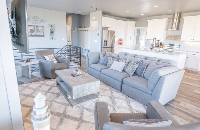 Sleeps 14 guests. Parking for up to 6 vehicles, 5 bedrooms, and 5 full baths. Private hot tub! Ap.