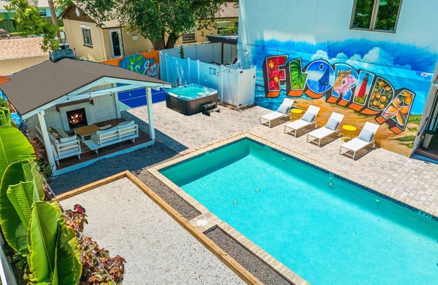 Sleeps 18 - Heated Pool-Pickleball-Hot Tub-Gym-Sauna