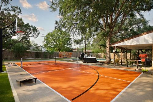 Sleeps 20 Sport Court Pool Hot Tub Putt Putt Games