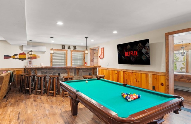 Sleeps 22, Game Room, Loft, Hot Tub, Mins to Lake