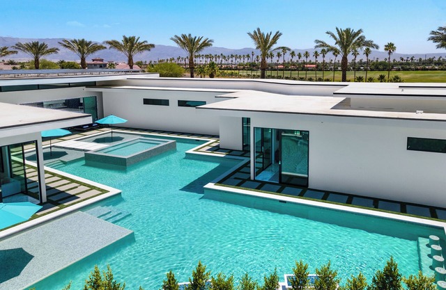 Sleeps 23 | Pool, Hot Tub, & Putting Green | Minutes to Golf | Bravo Villa #7