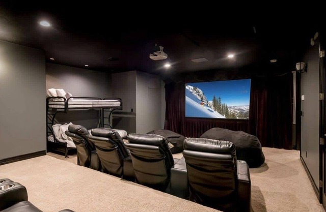 Sleeps 25 A+Location*Pets *Theater *Hot tub *Games
