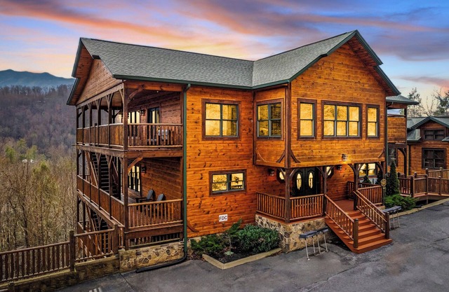 Sleeps 32! Perfect For Group Vacations & Reunions! Pool, Theater, Game Room!