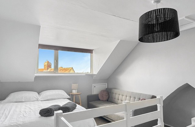 Sleeps 5-1Bedroom Apartment with Bath– Walking Distance to Grantham Town Centre!