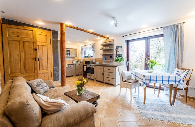 Small 41 :sep. Bedroom, garden