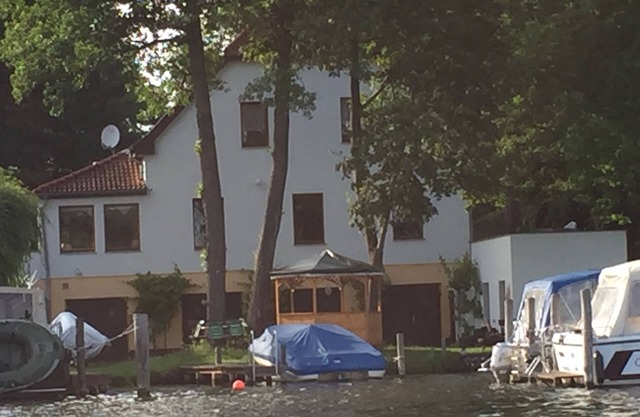 Small cozy vacation apartment right on the water