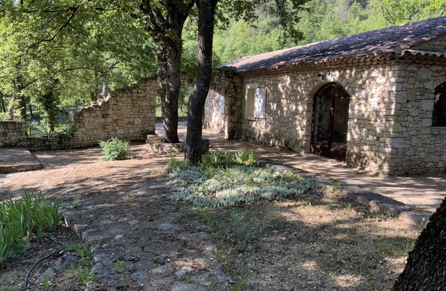 Small Provencal farmhouse with p terrace and close to tourist attractions