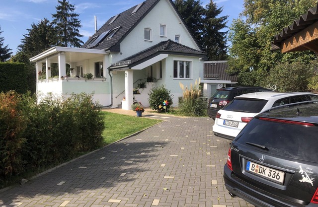 small luxury in Berlin-Pankow, central and green with its own parking space