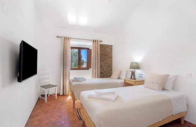 'Small' Room with Mountain View, Wi-Fi and Air Conditioning