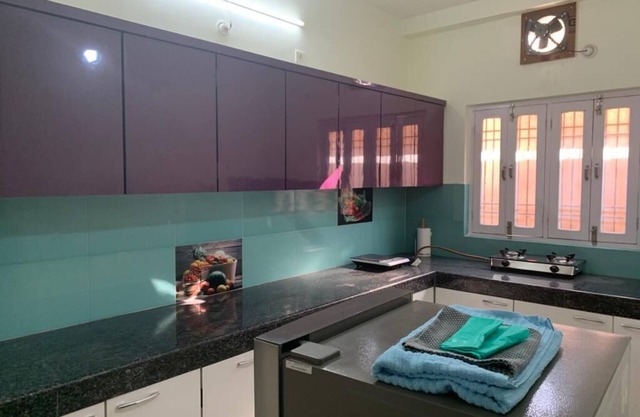 Smartly laid two bedroom apartment with kitchen ,simply furnished for homstay