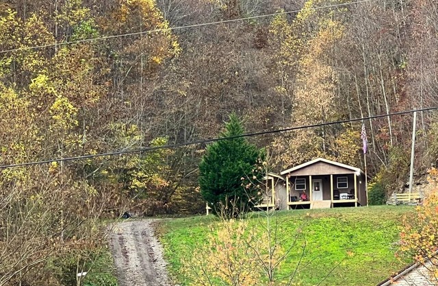 SMUGGLERS RUN: Cozy Cabin, quick & easy access to Hatfield-McCoy trail heads.
