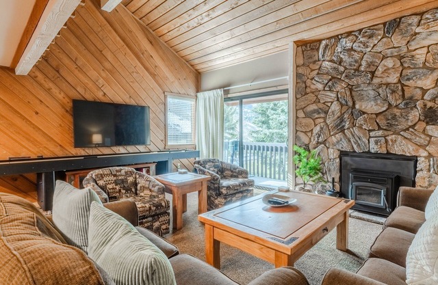 Snowcreek Phase ONE #61 - 3 Bedroom + Loft, 3 Bathroom, Sleeps 10. Mountain Views