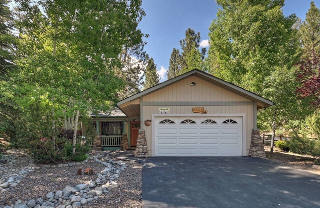 Snowcrest Cottage By Destination Big Bear: Pet Friendly! Located in Fox Farm! Open concept! Spa!