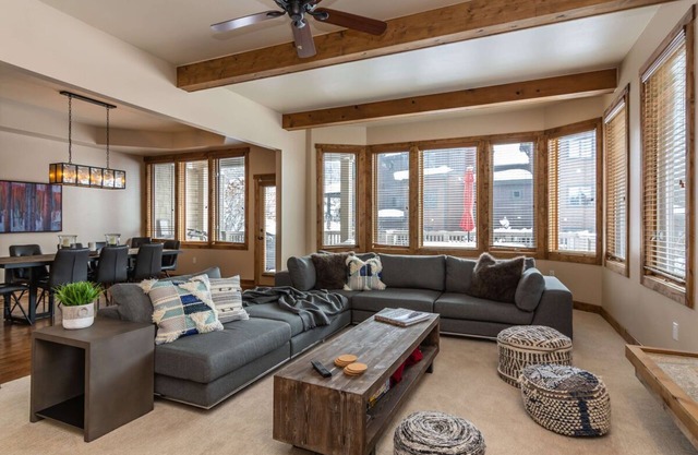 ❄️ Snowflake Haven | Stunning Chalet Near Resort | Private Hot Tub | Three Levels of Awesome!