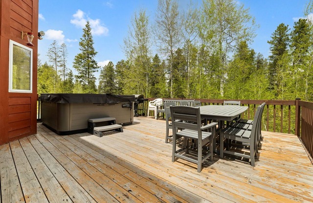 So Much Space! Great for Large Groups! 6BDRM, all King Beds, Hot Tub, Sauna.