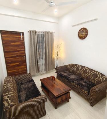 Solitaire - Luxurious & Peaceful 3BHK by the Lake & Golf Course