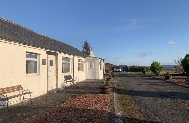 SOLWAY FIRTH VIEW, pet friendly, character holiday cottage in Annan