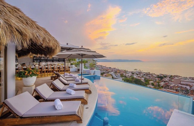 Sophisticated Villa Iris, Walk to Beach and Malecon Boardwalk