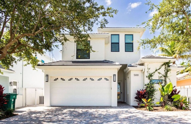 Sorrento Vacation Rental + Cabana: Spacious 6-Bedroom Retreat with Private Pool & Hot Tub. Pet-Friendly, Steps from Vanderbilt Beach, with Separate Cabana. Perfect for Large Groups and Families!