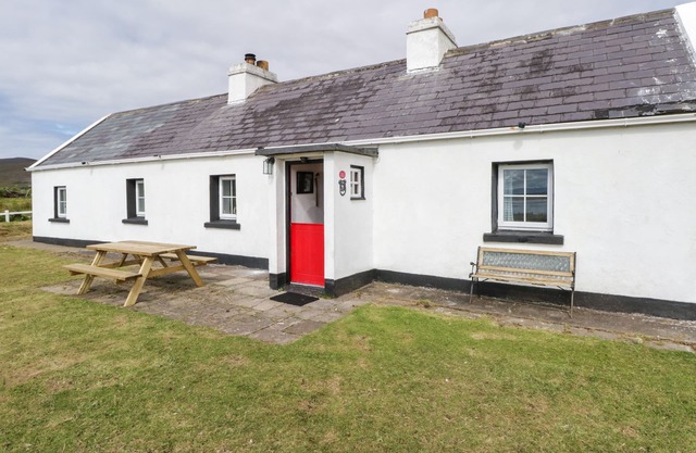 SOUND COTTAGE, pet friendly in Achill Island, County Mayo