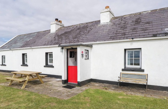 SOUND COTTAGE, pet friendly in Achill Island, County Mayo