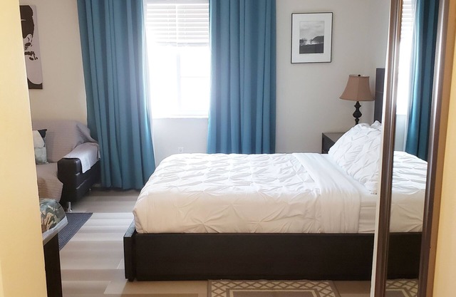 SOUTH BEACH STUDIO CONDO - ONE BLOCK TO BEACH - SLEEPS UP TO 4 - MAX 3 ADULTS
