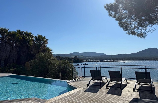 South Corsica, cosy T3 air-conditioned, direct access to the sea, feet in the water
