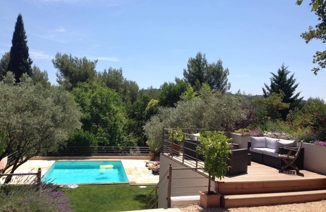 South-facing Aix en Provence house, shady enclosed garden, swimming pool, view, very quiet.