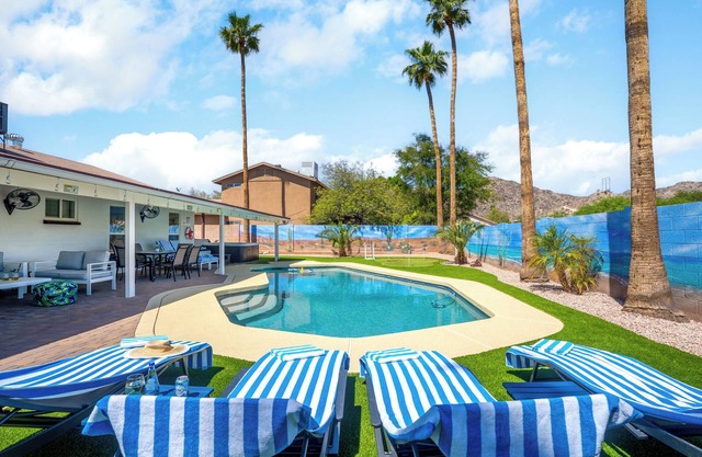 South Mountain FREE HEATED Pool and Hot Tub walk to trails & park. NEW