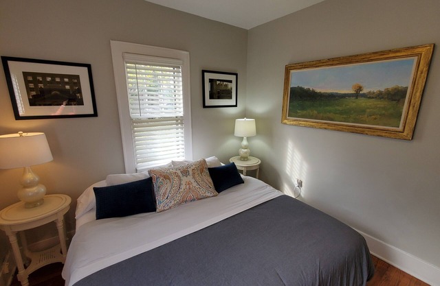 Southern Charm: Home is minutes from downtown w/a cozy sitting porch