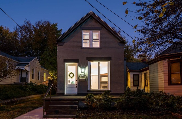 Southern Gentleman- Quaint, Hot Tub - Walkable!