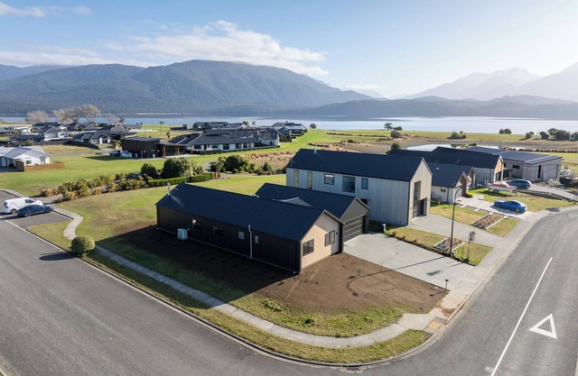 Southern Solace - Te Anau Holiday Home