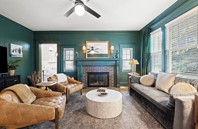Southmoreland Mansion and Guest House on the Plaza | Sleeps 28!