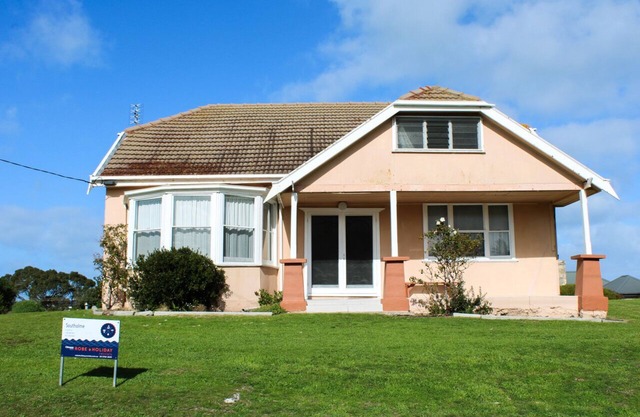 Southolme - Pets welcome - Outside & Laundry Only. Holiday on a budget!