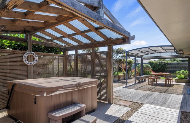 Spa and Sands - Waikanae Beach Holiday Home
