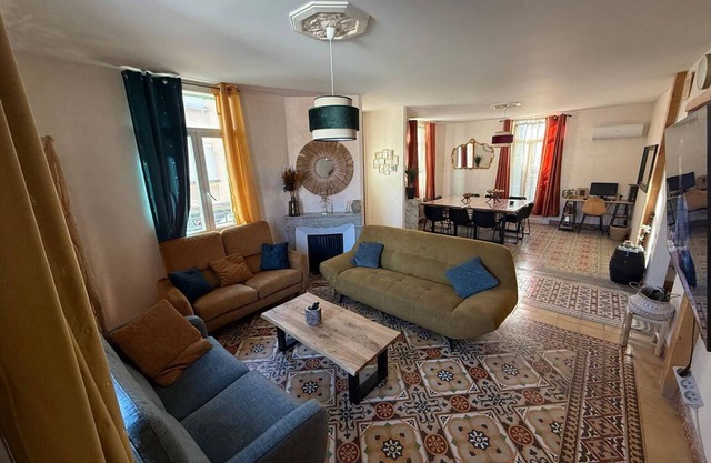 Spacious A/C F4, terrace, garage for 8, city-center Amélie-les-Bains