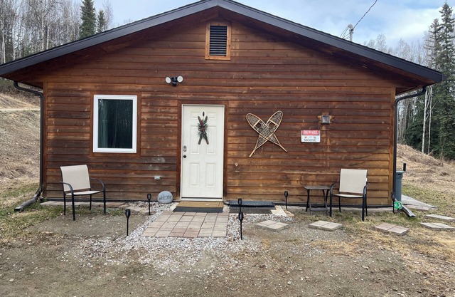 Spacious 1-Bedroom Alaskan Cabin in the hills.
