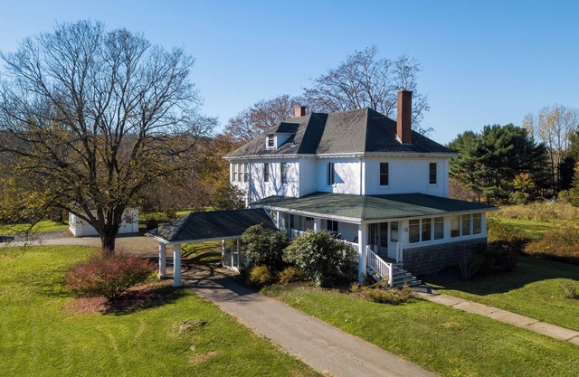 Spacious 1-Bedroom King Bed Suite w/Outdoor Deck (Suite 3)