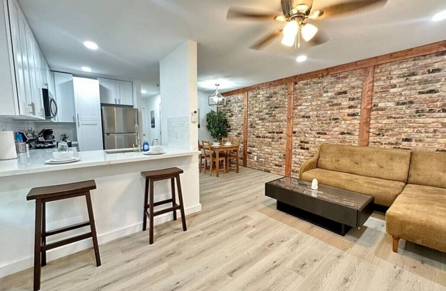 Spacious 1BR in Montrose Near Downtown & Nightlife