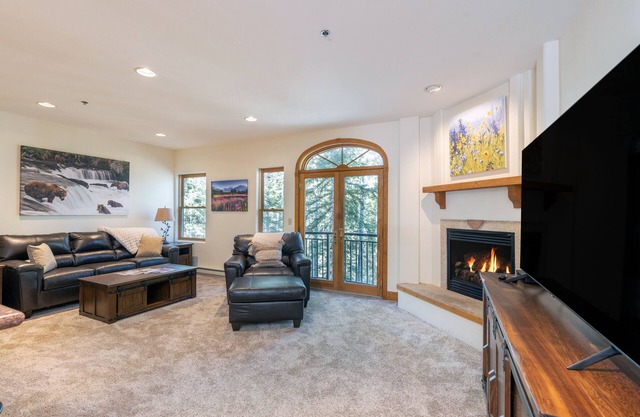 Spacious 2 BDR Mountain Village Condo at Bear Creek Lodge