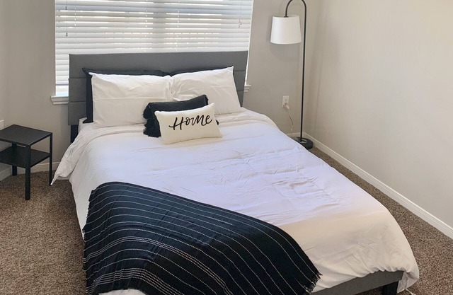 Spacious 2 bedroom with pool view