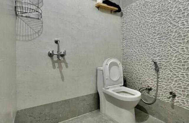 Spacious 2 BHK Pvt Parking, WiFi, Couch, Kitchen