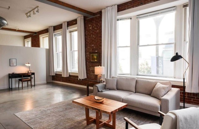 Spacious 2 BR Apt in Downtown STL
