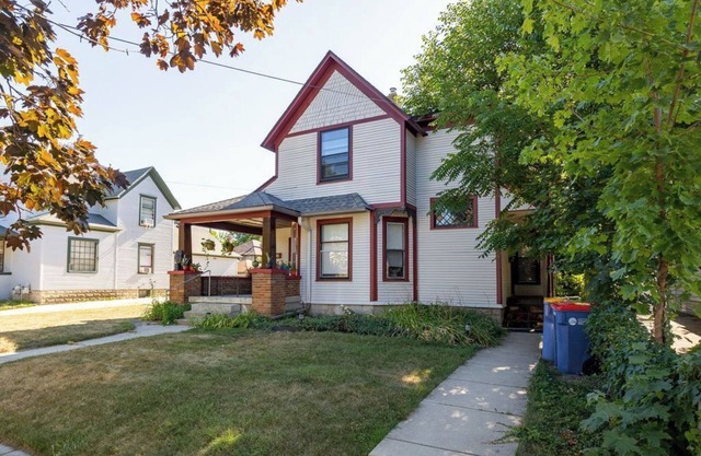 Spacious-2-BR Duplex w/Modern Kitchen and Cozy Outdoor Spaces-Grand Rapids Gem