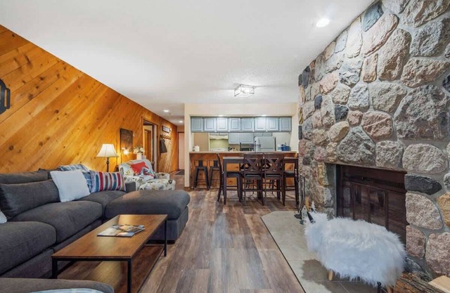 Spacious 2-Floor Condo Ideal for Larger Families or Groups, Featuring Golf Acces