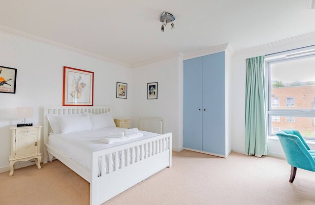 Spacious 2BD Flat, 20 Mins to City of London