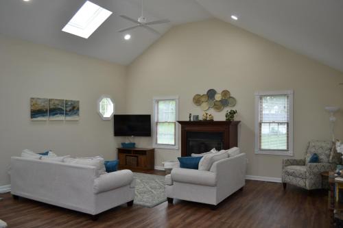 Spacious 2BD near Princeton, Cafes! Family, Backyard, Parking