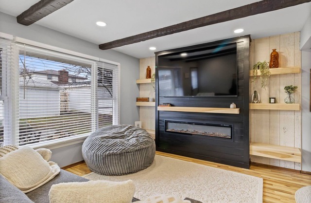 Spacious 3-BD Townhouse W/PKG 25M From Airport