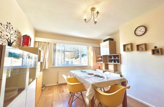 Spacious 3-Bed Family Retreat w/Cozy Living, Garden & WiFi