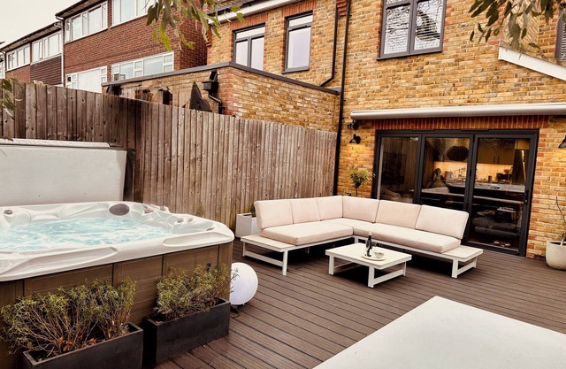 ✪Spacious 3 Bed house. 9min Walk to tube. Free Parking. Hot Tub. Pet Friendly ✪